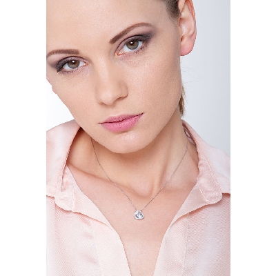 Collar colgante corazón de aguamarina con halo de diamantes en oro blanco 18k