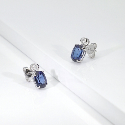 Pendientes boton en oro blanco 18k con diamantes y zafiros azules
