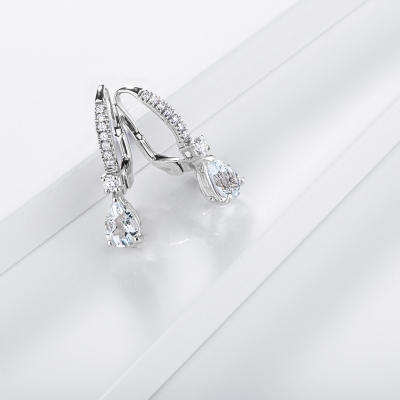 Pendientes en oro blanco 750 con aguamarina gota y diamantes
