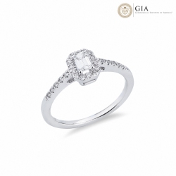 Anillo solitario de oro blanco de 18 quilates con diamante talla esmeralda GIA 0.30