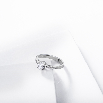 Anillo solitario 18K con diamante ovalado GIA 0.50CT y diamantes laterales