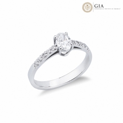 Anillo solitario 18K con diamante ovalado GIA 0.50CT y diamantes laterales