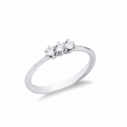 Anillo trilogy en oro blanco 18k con tres diamantes CT 0,21