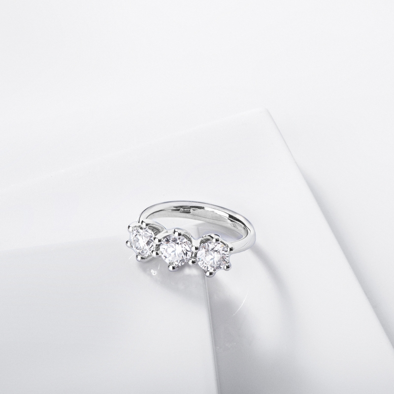 Anillo en oro blanco 18k con tres diamantes CT 2,10 Anillo en oro blanco 18k con tres diamantes CT 2,10