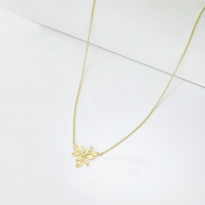 Collar hoja en oro amarillo 18k Collar hoja en oro amarillo 18k