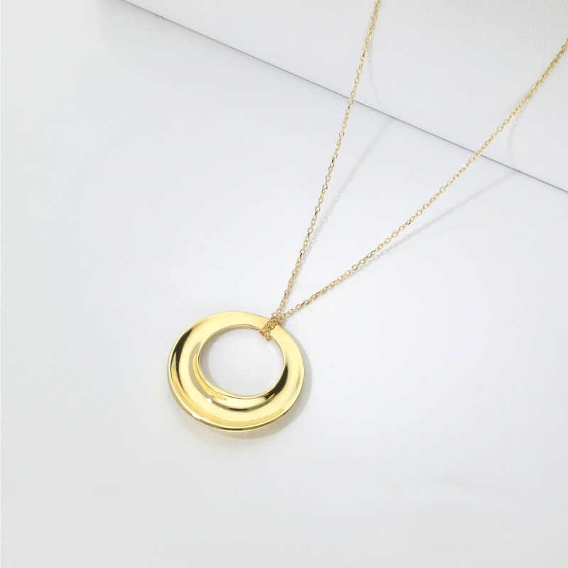 Collar de oro amarillo 18k con colgante circular calado Collar de oro amarillo 18k con colgante circular calado