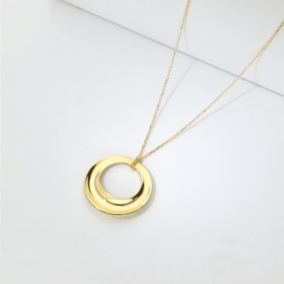 Collar de oro amarillo 18k con colgante circular calado