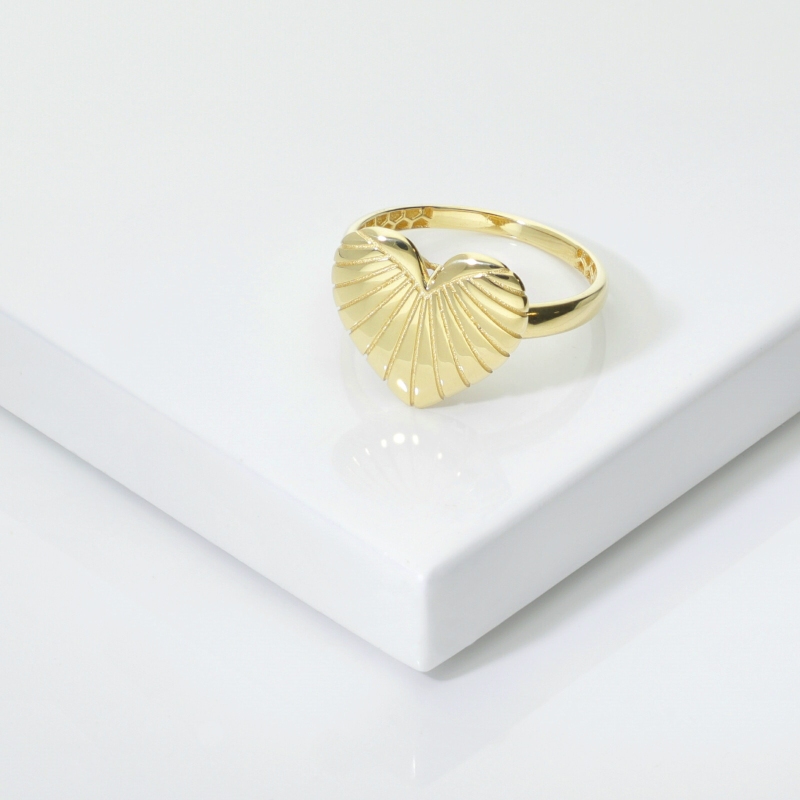 Anillo corazón a rayas en oro amarillo 18k Anillo corazón a rayas en oro amarillo 18k