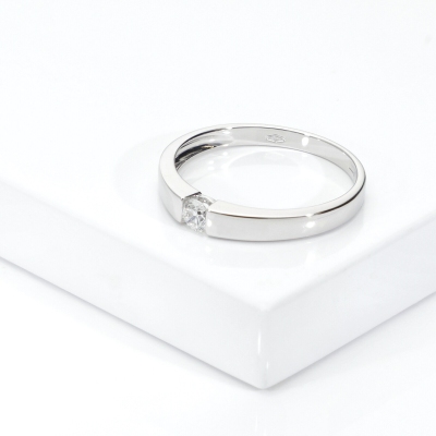 Anillo solitario moderno en oro blanco 18k con diamante engastado a presión