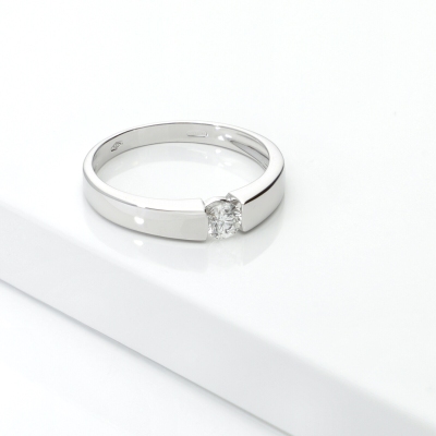 Anillo solitario moderno en oro blanco 18k con diamante 0,20ct