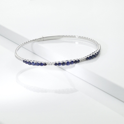 Pulsera rígida en oro blanco de 18k con zafiros azules y diamantes