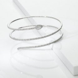 Pulsera resorte en oro 18k con un diamante talla pera y brillantes 2