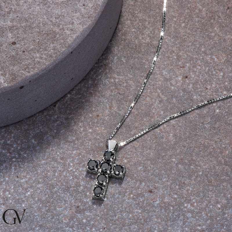 Colgante de cruz en oro blanco con diamantes negros  Colgante de cruz en oro blanco con diamantes negros