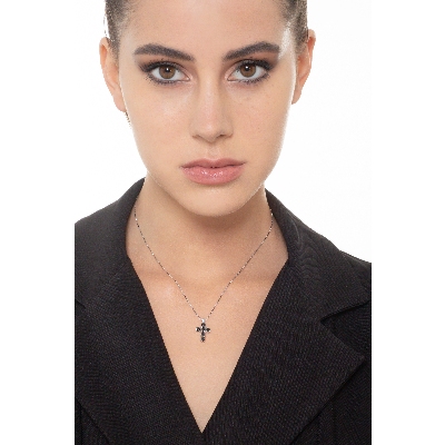 Colgante de cruz en oro blanco con diamantes negros 