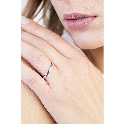 Anillo de matrimonio de oro blanco de 18 kilates 