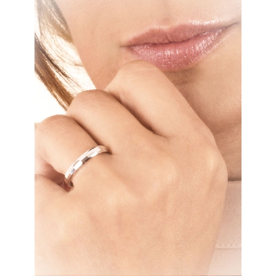 Alianza de oro blanco y textura diamantada 18 kilates