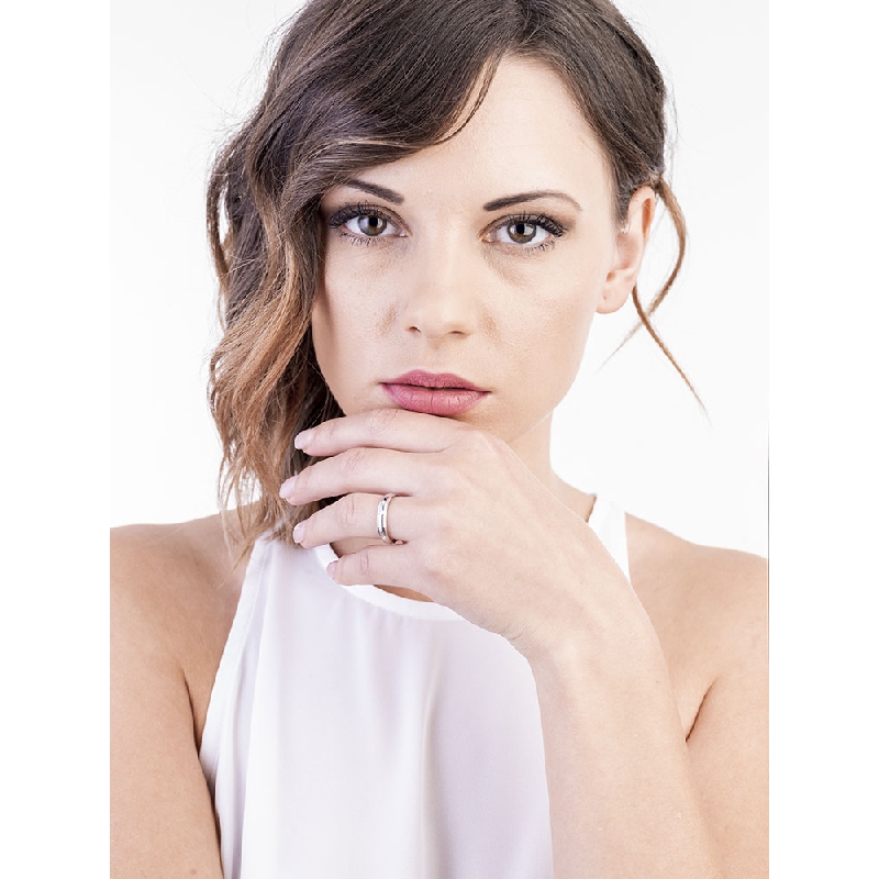 Alianza en oro blanco 750 y diamante de 0.03 quilates Alianza en oro blanco 750 y diamante de 0.03 quilates