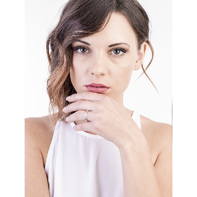 Alianza en oro blanco 750 y diamante de 0.03 quilates