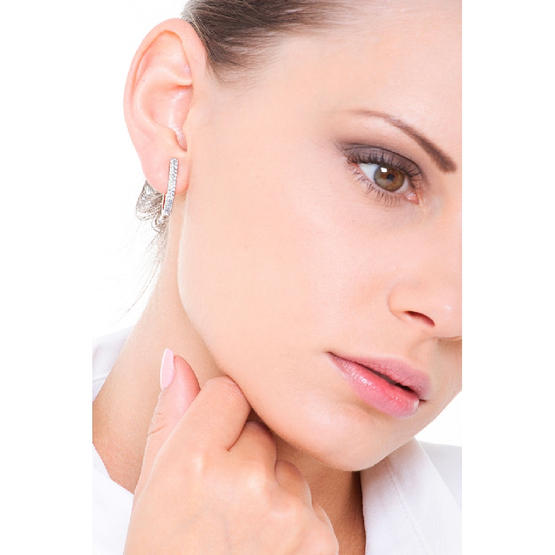 Pendientes de aro con pavé de diamantes en oro blanco de 18 kilates Pendientes de aro con pavé de diamantes en oro blanco de 18 kilates