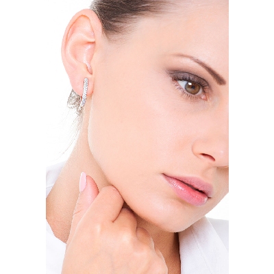 Pendientes de aro con pavé de diamantes en oro blanco de 18 kilates