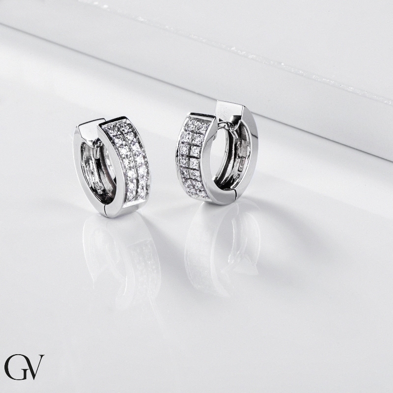 Aros con pavé de diamantes en oro blanco de 18 kilates Aros con pavé de diamantes en oro blanco de 18 kilates
