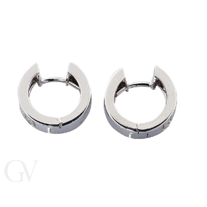 Aros con pavé de diamantes en oro blanco de 18 kilates Aros con pavé de diamantes en oro blanco de 18 kilates
