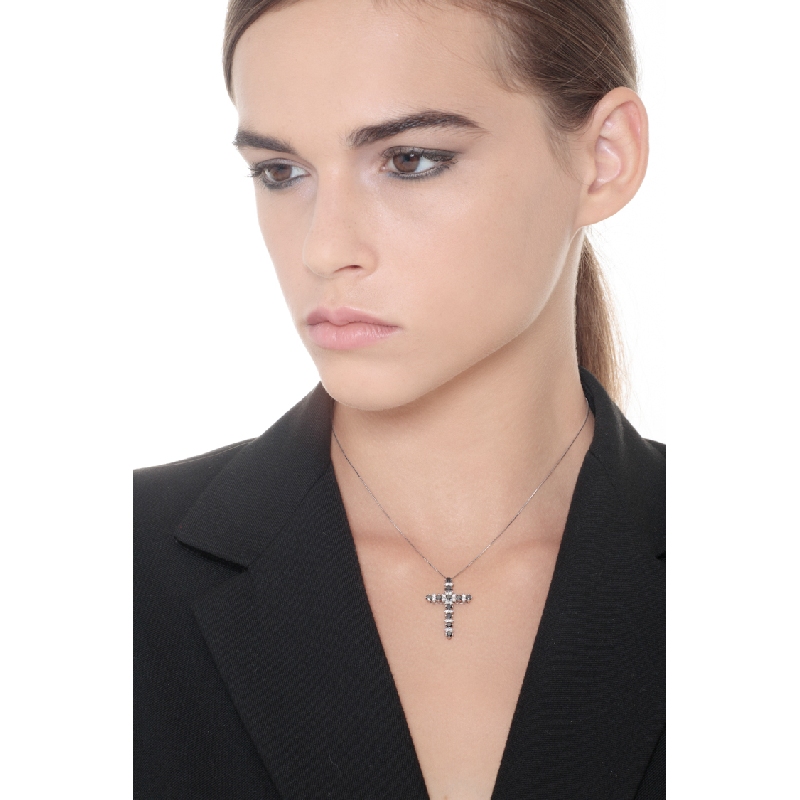 Colgante cruz oro blanco 18k y diamantes blancos y negros Colgante cruz oro blanco 18k y diamantes blancos y negros