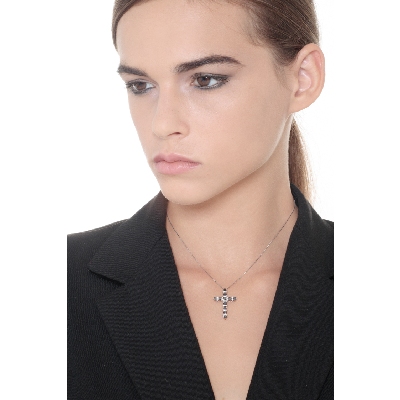 Colgante cruz oro blanco 18k y diamantes blancos y negros