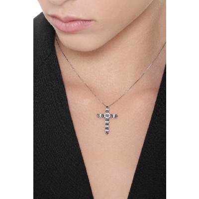 Colgante cruz oro blanco 18k y diamantes blancos y negros