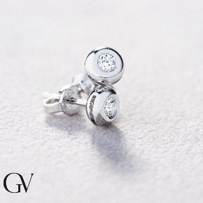 Pendientes solitarios con diamantes 0,16 ct a bisel en oro blanco 750