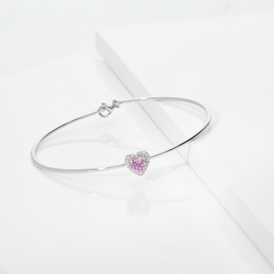 Brazalete rígido en oro blanco con zafiro rosa corazón y diamantes