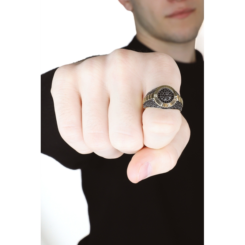 Anillo de Hombre en Oro Amarillo 18k con Circonitas Negras Anillo de Hombre en Oro Amarillo 18k con Circonitas Negras