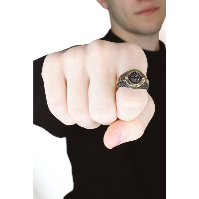 Anillo de Hombre en Oro Amarillo 18k con Circonitas Negras