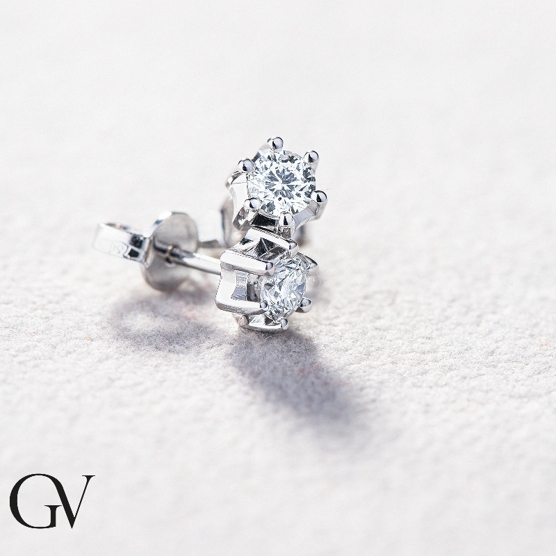Pendientes solitarios de 6 garras en oro blanco 18 kilates con diamantes de 0,50 quilates  Pendientes solitarios de 6 garras en oro blanco 18 kilates con diamantes de 0,50 quilates