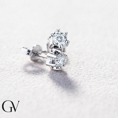 Pendientes solitarios de 6 garras en oro blanco 18 kilates con diamantes de 0,50 quilates 