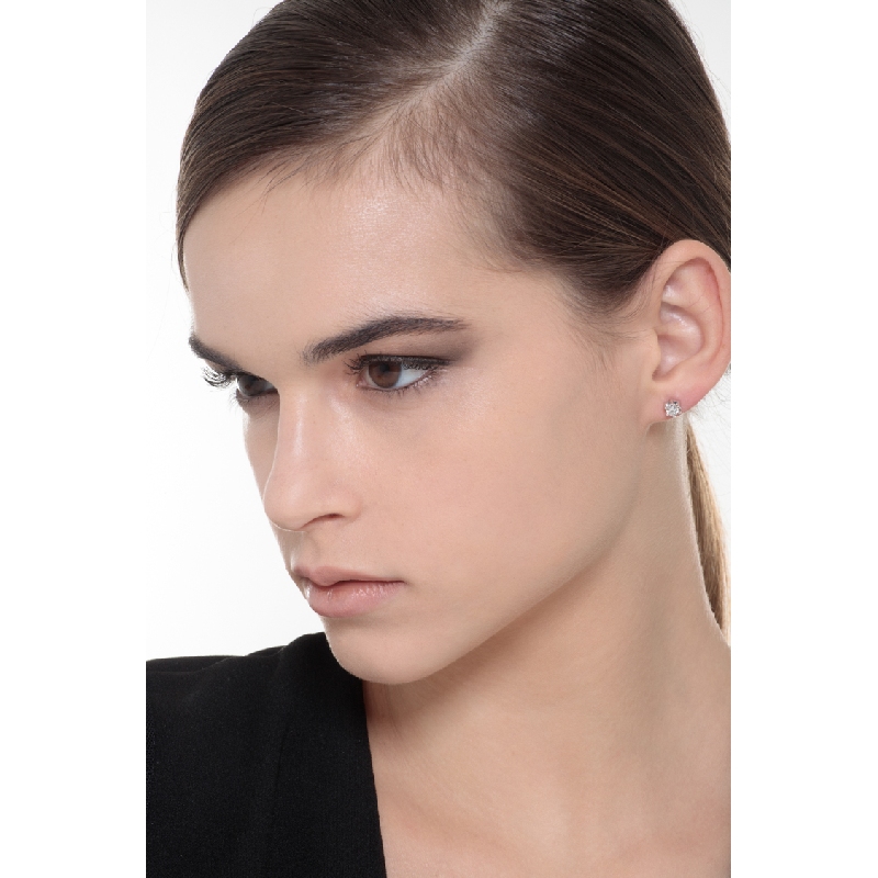 Pendientes solitarios de 6 garras en oro blanco 18 kilates con diamantes de 0,50 quilates  Pendientes solitarios de 6 garras en oro blanco 18 kilates con diamantes de 0,50 quilates