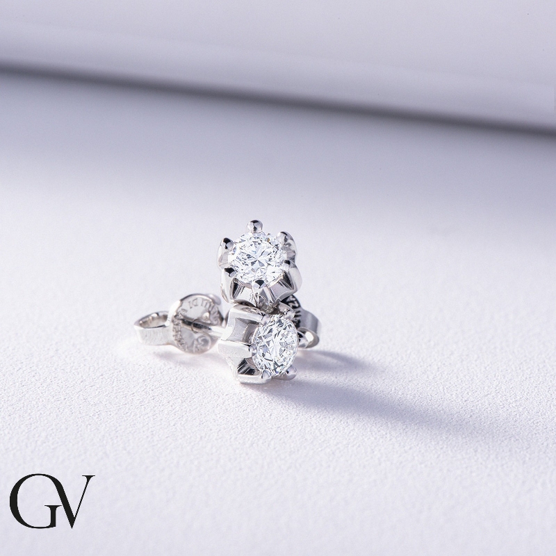 Pendientes solitario oro blanco 18 kilates con diamantes 0.60 quilates 