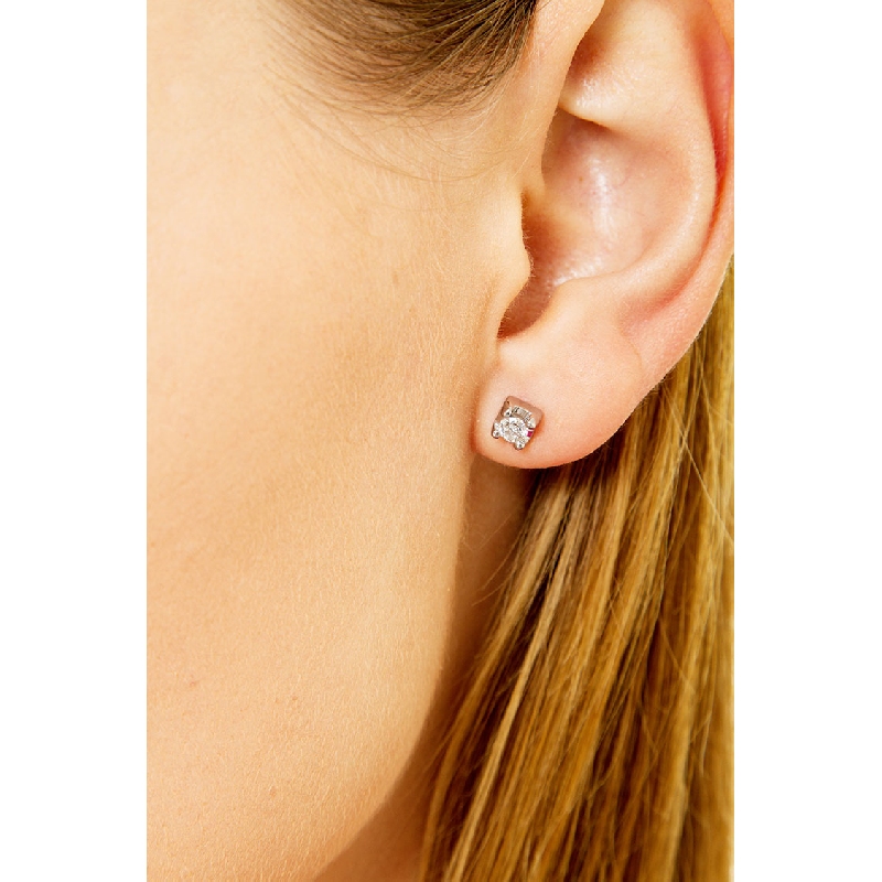 Pendientes botón solitarios cuadrados 0,30 quilates en oro blanco 18 kilates  Pendientes botón solitarios cuadrados 0,30 quilates en oro blanco 18 kilates