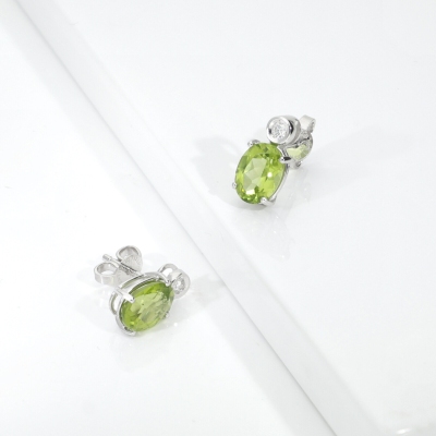 Pendientes en oro blanco con peridoto oval y diamante