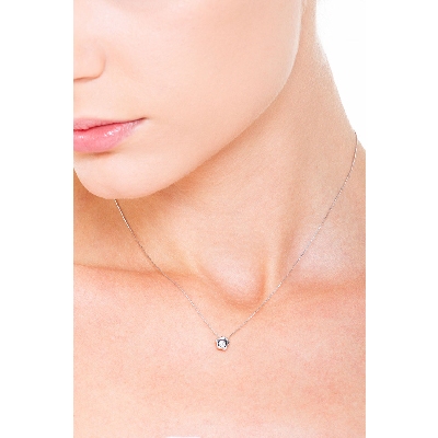 Colgante diamante solitario 0.04 quilates en forma de flor y oro blanco 750  