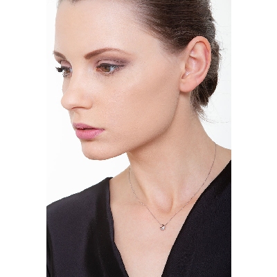 Cadena de oro blanco de 18 kilates con colgante en forma de luna y diamante de 0.04 quilates