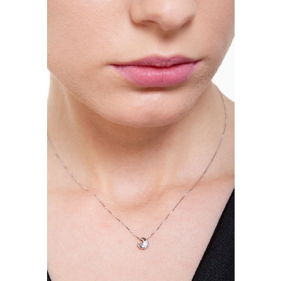 Cadena de oro blanco de 18 kilates con colgante en forma de luna y diamante de 0.04 quilates