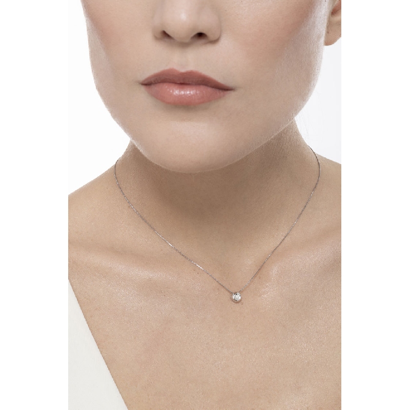 Colgante solitario a bisel oro blanco 18 kilates diamante 0.07 quilates Colgante solitario a bisel oro blanco 18 kilates diamante 0.07 quilates