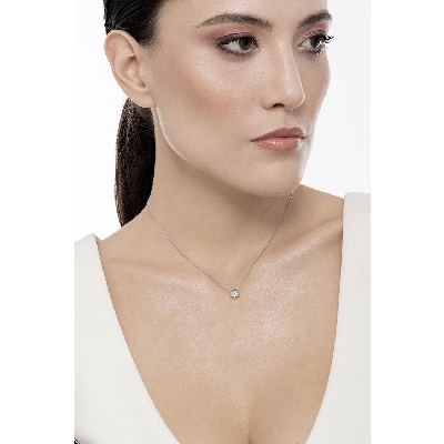Collar con colgante solitario y diamante a bisel 0.15 quilates y oro blanco 18 kilates