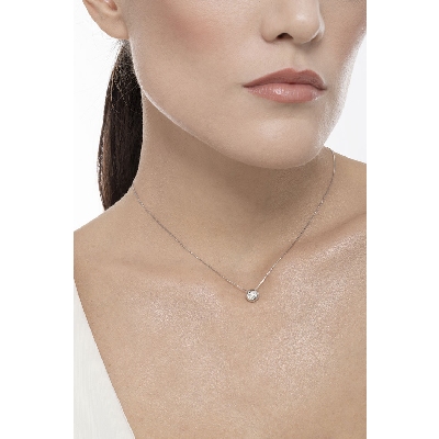 Collar con colgante solitario y diamante a bisel 0.15 quilates y oro blanco 18 kilates