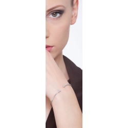 Pulsera rigida de oro con letra A en diamantes 2