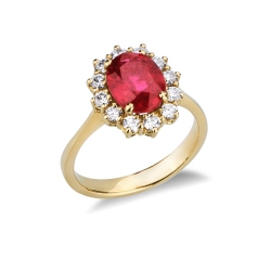 Anillo halo en oro amarillo de 18 quilates con rubí ovalado y diamantes 2