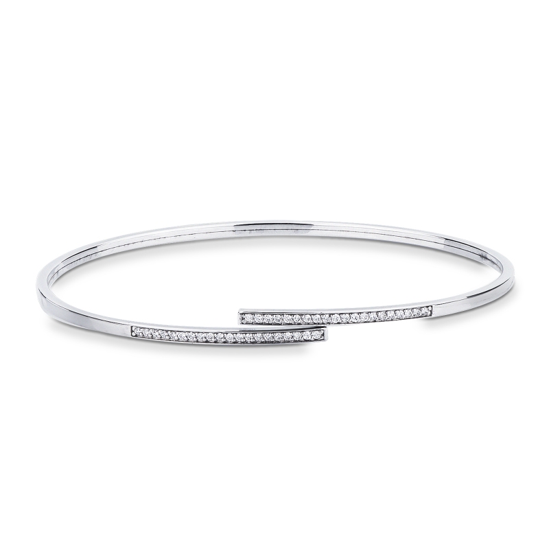 Pulsera Semirrígida Abierta en Oro Blanco de 18 Quilates con Diamantes Naturales Pulsera Semirrígida Abierta en Oro Blanco de 18 Quilates con Diamantes Naturales