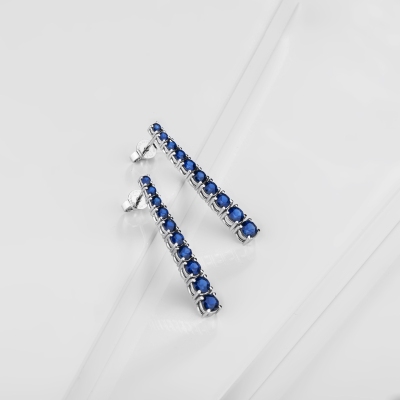 Pendientes tennis escalonados en oro blanco 18k con zafiros azules