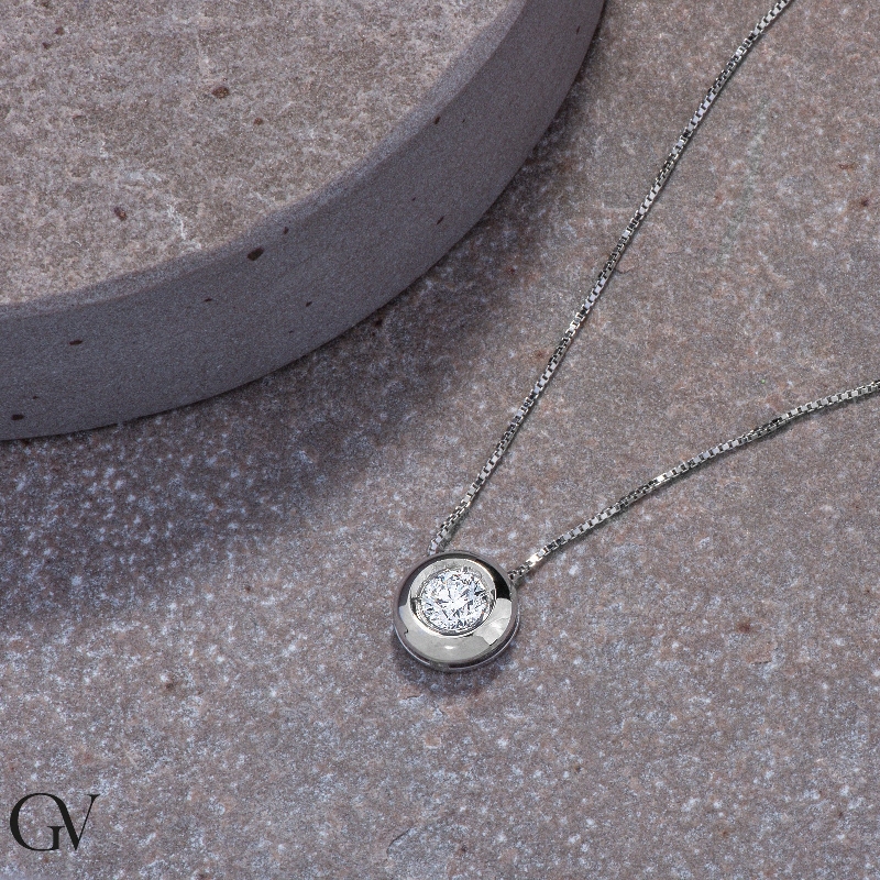 Colgante solitario con diamante engastado con bisel completo en oro blanco 0,50 quilates